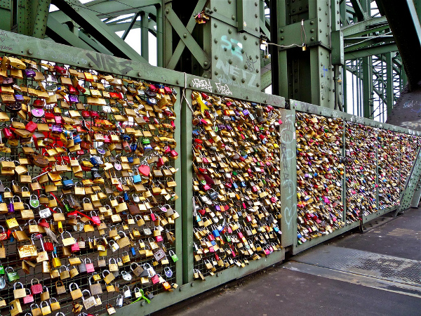 Love locks on Köln Hohenzollernbrücke