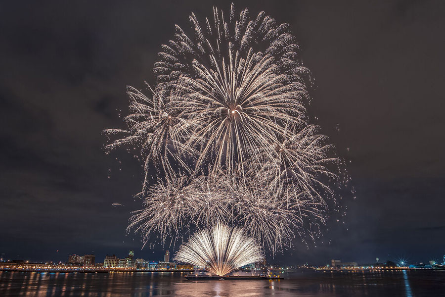 Visit PA's New Year’s Eve Fireworks on the Waterfront in Philadelphia.